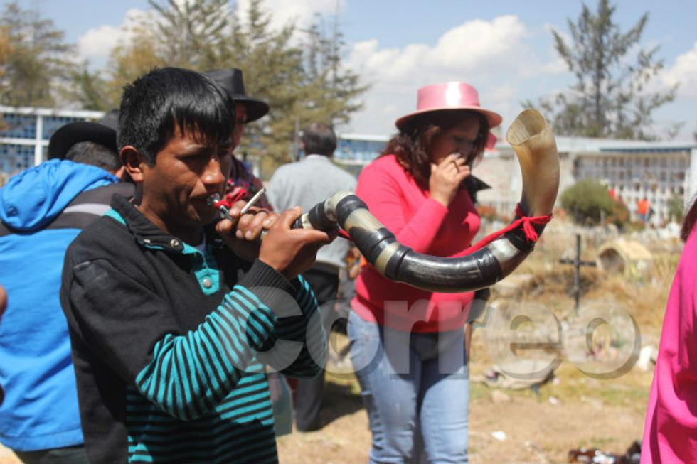 Exhuman restos de mujer  a ritmo de santiago (VIDEO)