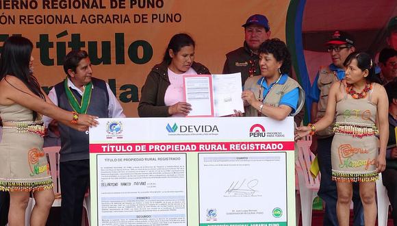 Entregan títulos de propiedad a familias excocaleras de Puno