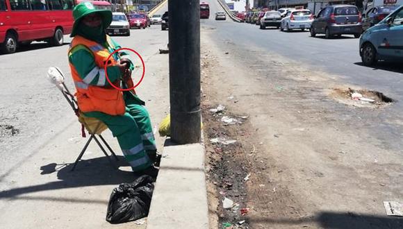 Trabajadora de limpieza con correa en mano evita que vecinos dejen basura en la calle