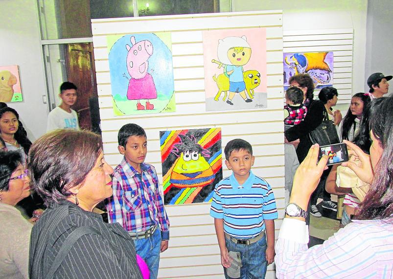Niños y jóvenes plasman favoritos dibujos animados 