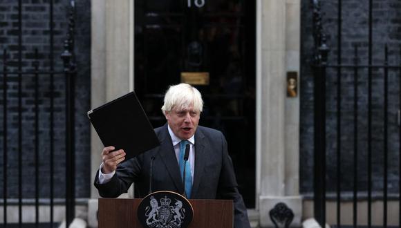 El primer ministro saliente de Gran Bretaña, Boris Johnson, pronuncia su último discurso frente al número 10 de Downing Street en el centro de Londres el 6 de septiembre de 2022, antes de dirigirse a Balmoral para presentar su renuncia. (Foto de ADRIAN DENNIS / AFP)