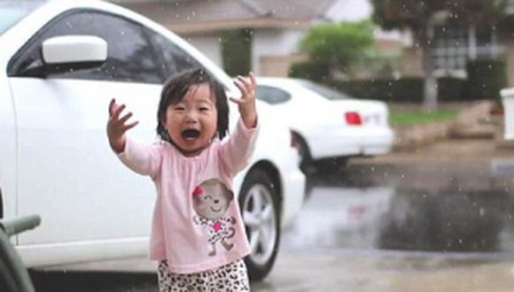 Youtube: "Bebé que siente la lluvia por primera vez" es viral en Facebook