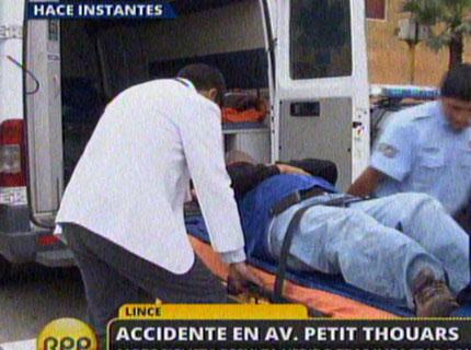 Motociclista queda grave tras estrellarse contra taxi en Lince