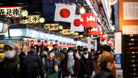 Personas con máscaras faciales caminan por la calle comercial del templo Sensoji en el distrito de Asakusa, en Tokio, el pasado 2 de enero de 2021. (Behrouz MEHRI / AFP)