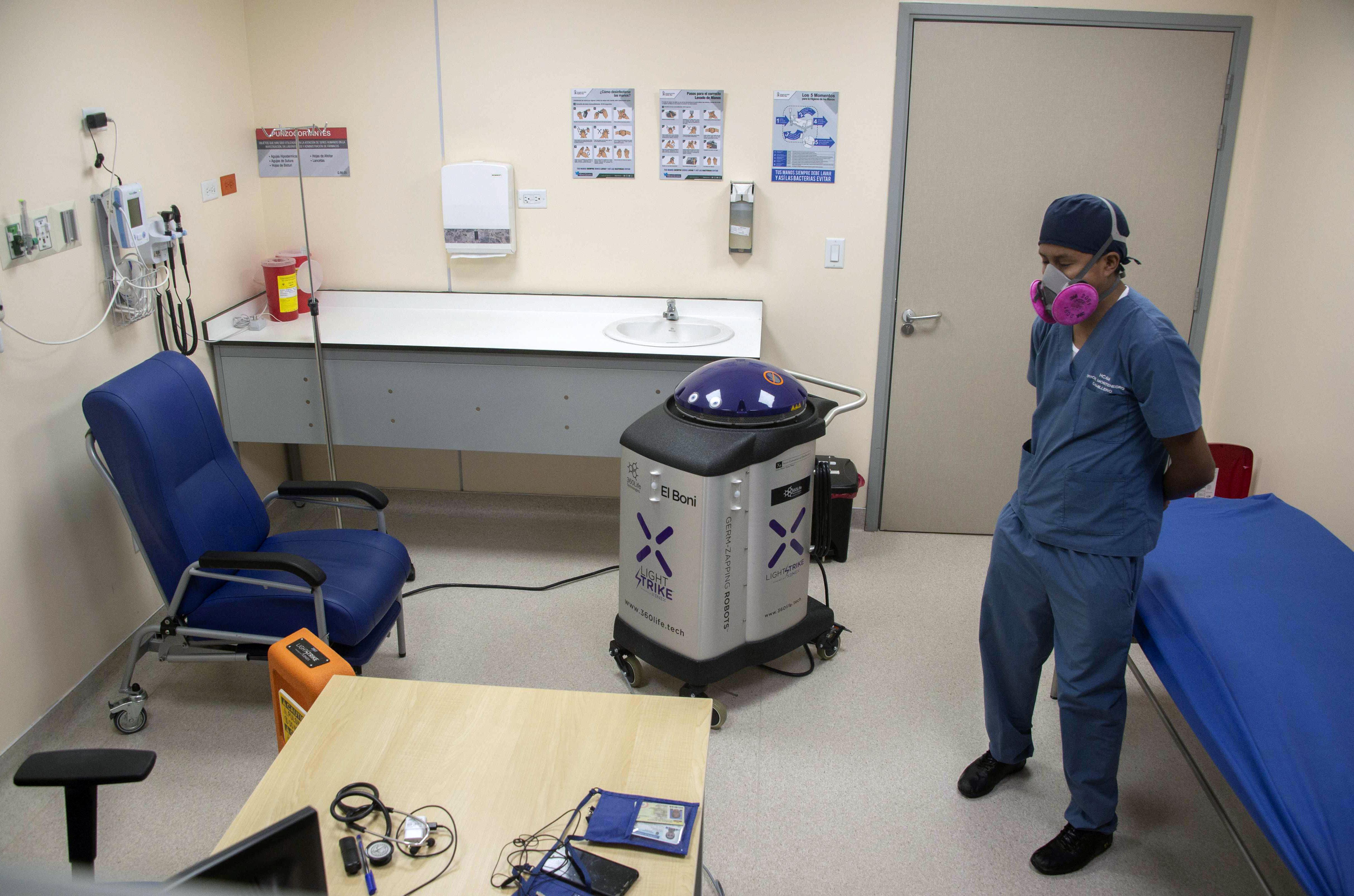 Personnel of the Health sector gets ready to disinfect an area of the Intermediate Care Unit of the Social Security Institute (IESS) Quito Sur Hospital with the help of robots, in Quito, on April 29, 2020 during the COVID-19 coronavirus pandemic. - Ecuador has recorded more than 24,500 coronavirus cases so far and nearly 900 deaths, with Guayaquil by far its worst affected city. But the real toll is thought to be far higher. (Photo by Rodrigo BUENDIA / AFP)