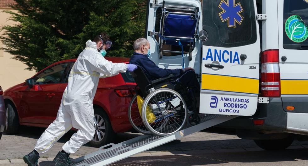 Imagen referencial. Un trabajador empuja a un anciano en una silla de ruedas afuera de un hogar de ancianos en Burgos, en el norte de España, el 9 de abril de 2020. (CESAR MANSO / AFP).