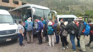 Policía escolta buses que trasladan a turistas varados en Cusco