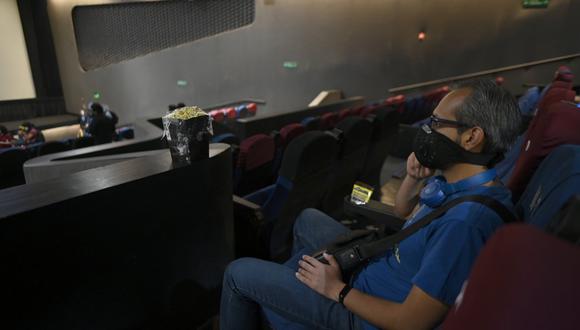 Los cines deberán operar con un 40% de su capacidad o dos metros de distanciamiento social. (Foto referencial: ALFREDO ESTRELLA / AFP)