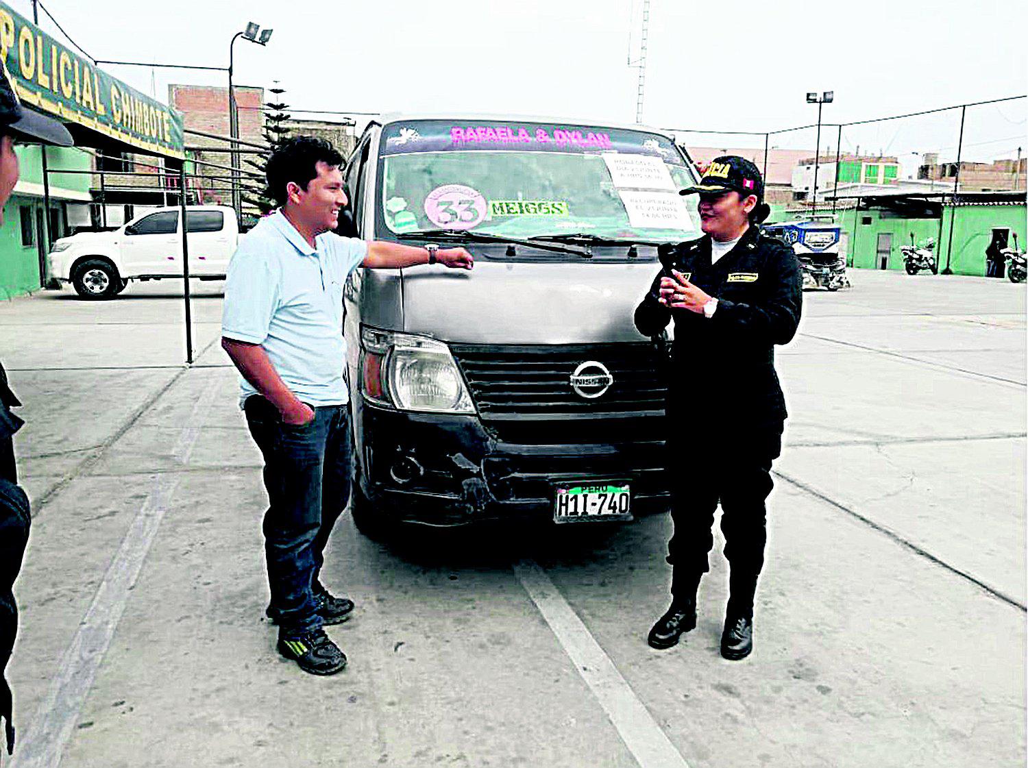 Delincuentes abandonan vehículo robado en exteriores de un colegio