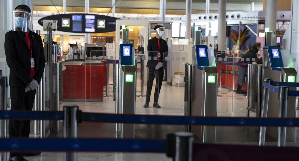 Imagen referencial. El personal del aeropuerto Charles de Gaulle en Roissy, cerca de París, es visto usando viseras y máscaras protectoras. (Ian LANGSDON / EPA POOL / AFP).