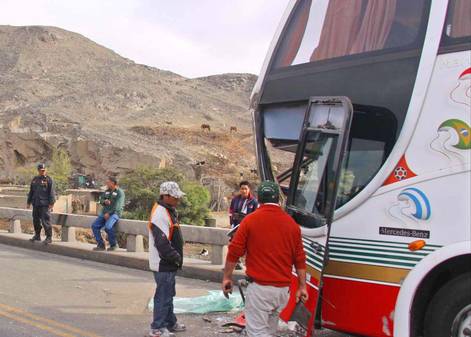La Oroya: Bus de empresa Cochachi choca con camión 