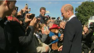 El príncipe Guillermo se encuentra con grupo de peruanas y el oso Paddington