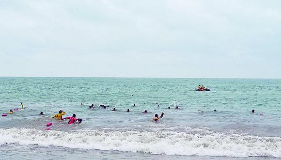 Salvavidas rescatan a cuatro personas en las playas de Tumbes