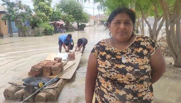 El alcalde de Paita, Pedro Cuadros, llegó hasta el sector Manuelita Sáenz, e informó que aproximadamente 36 cuencas ciegas se han activado producto de las lluvias en las últimas horas.