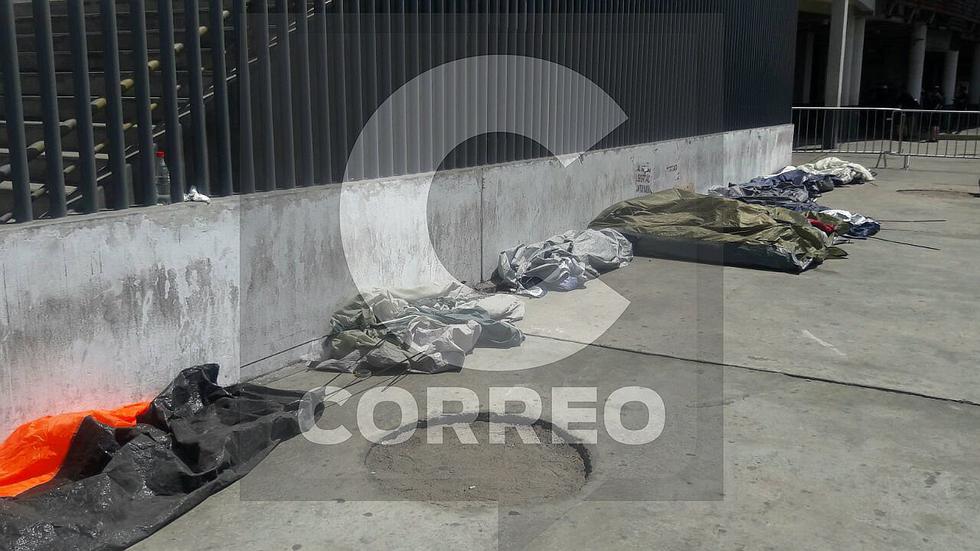 Fanáticos permanecen en exteriores del Estadio Nacional por concierto de Radiohead