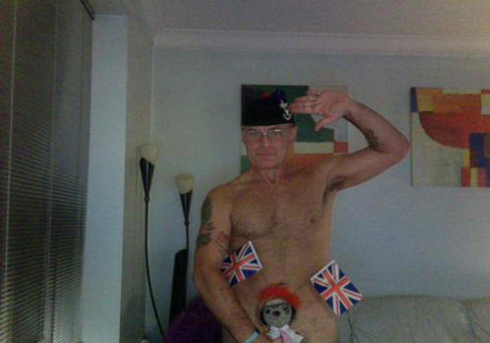 Los ingleses apoyan desnudos al príncipe Harry