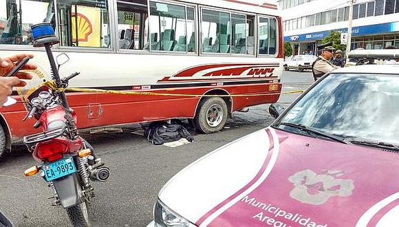 Mujer fallece arrollada por unidad de transporte urbano
