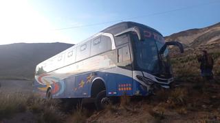 Pasajeros se salvan de morir, luego que bus chocó contra un cerro en Arequipa