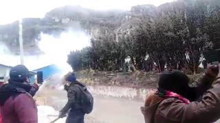 Comuneros de Huachocolpa realizan protesta contra minera y se enfrentan con la Policía