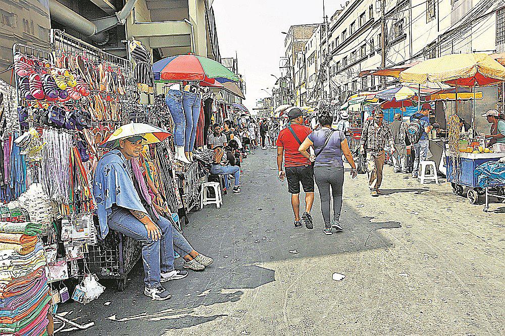 Gamarra: Ambulantes aprovechan sus últimos días en avenida Aviación