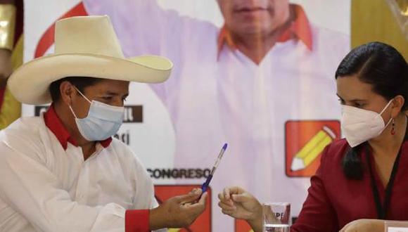 Pedro Castillo y Verónika Mendoza mantienen una alianza desde la campaña por la segunda vuelta de las Elecciones 2021. (Foto: EFE)