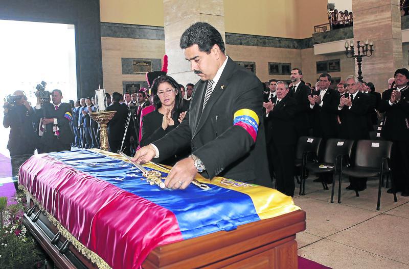 Nicolás Maduro duerme en tumba de Hugo Chávez