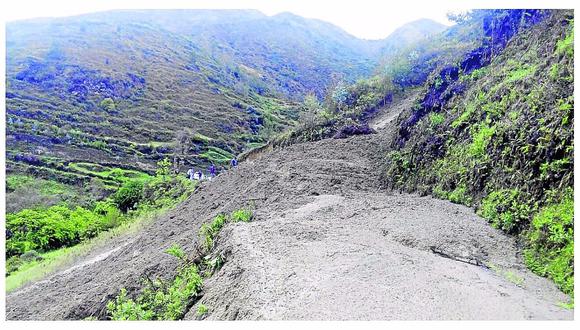 ​Caída de cerro se lleva 50 metros de carretera y deja aislados a varios poblados 