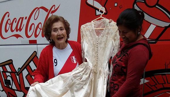 Selección peruana: Abuelita lleva su vestido de novia al Estadio Nacional como cábala 