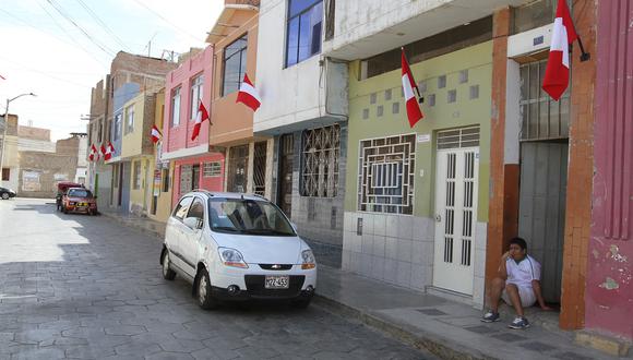 Bandera peruana engalana calles de Chiclayo por Fiestas Patrias (VIDEO)