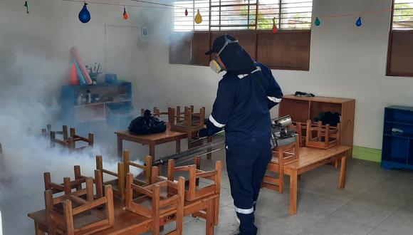 El director regional de Salud, Roberto Ramos Meneses, indicó que hoy se fumigaron diez locales educativos en las provincias de Tumbes y Zarumilla