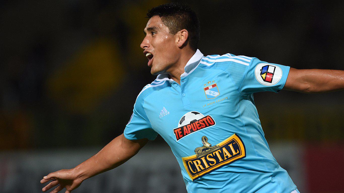 Irven Ávila jugará con Luis Advíncula y Pedro Aquino en el Lobos BUAP de México