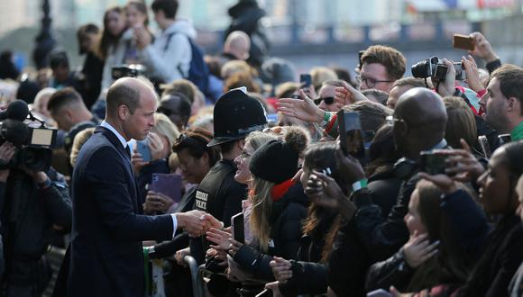 El príncipe William habla con miembros del público que esperan en la cola para presentar sus respetos a la reina Isabel II, en el Palacio de Westminster, en Londres el 17 de septiembre de 2022.  (Foto: ISABEL INFANTES / AFP)