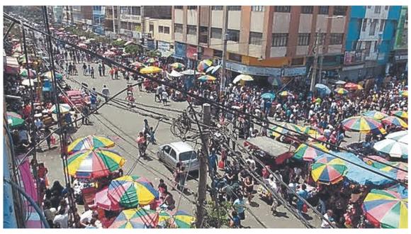 Policía desarrolla acciones preventivas para identificar a “infiltrados” en comerciantes que se mantienen en calles que circundan este centro de abastos.
