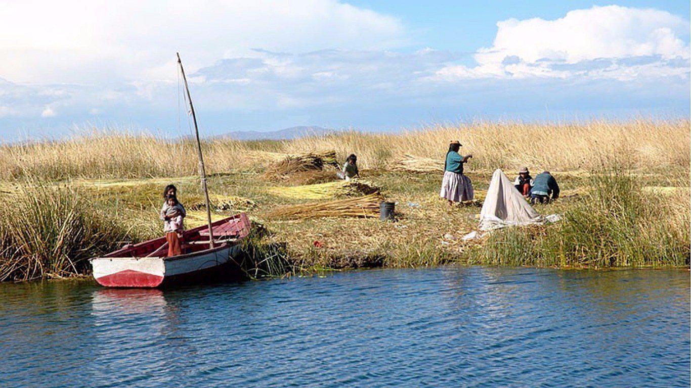 Mujer lucha contra la contaminación del Lago Titicaca