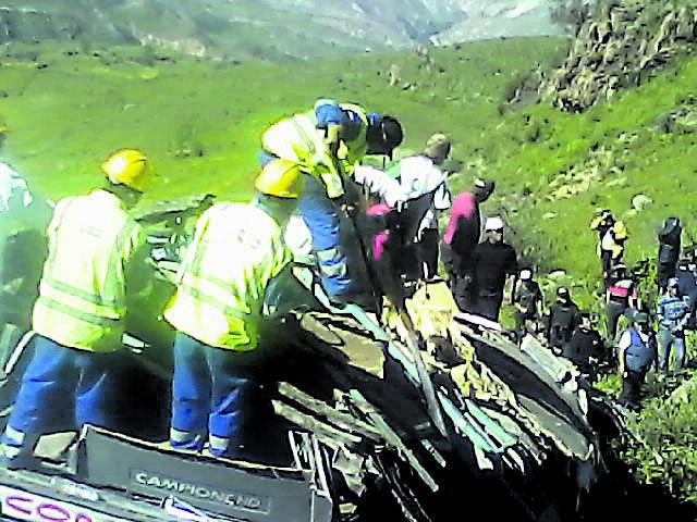 Bus cae a abismo y deja 19 muertos