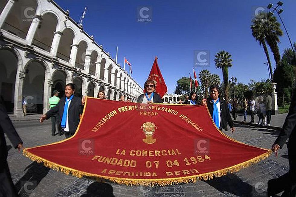Celebran el Día del Artesano con desfile en la Plaza de Armas  (FOTOS)