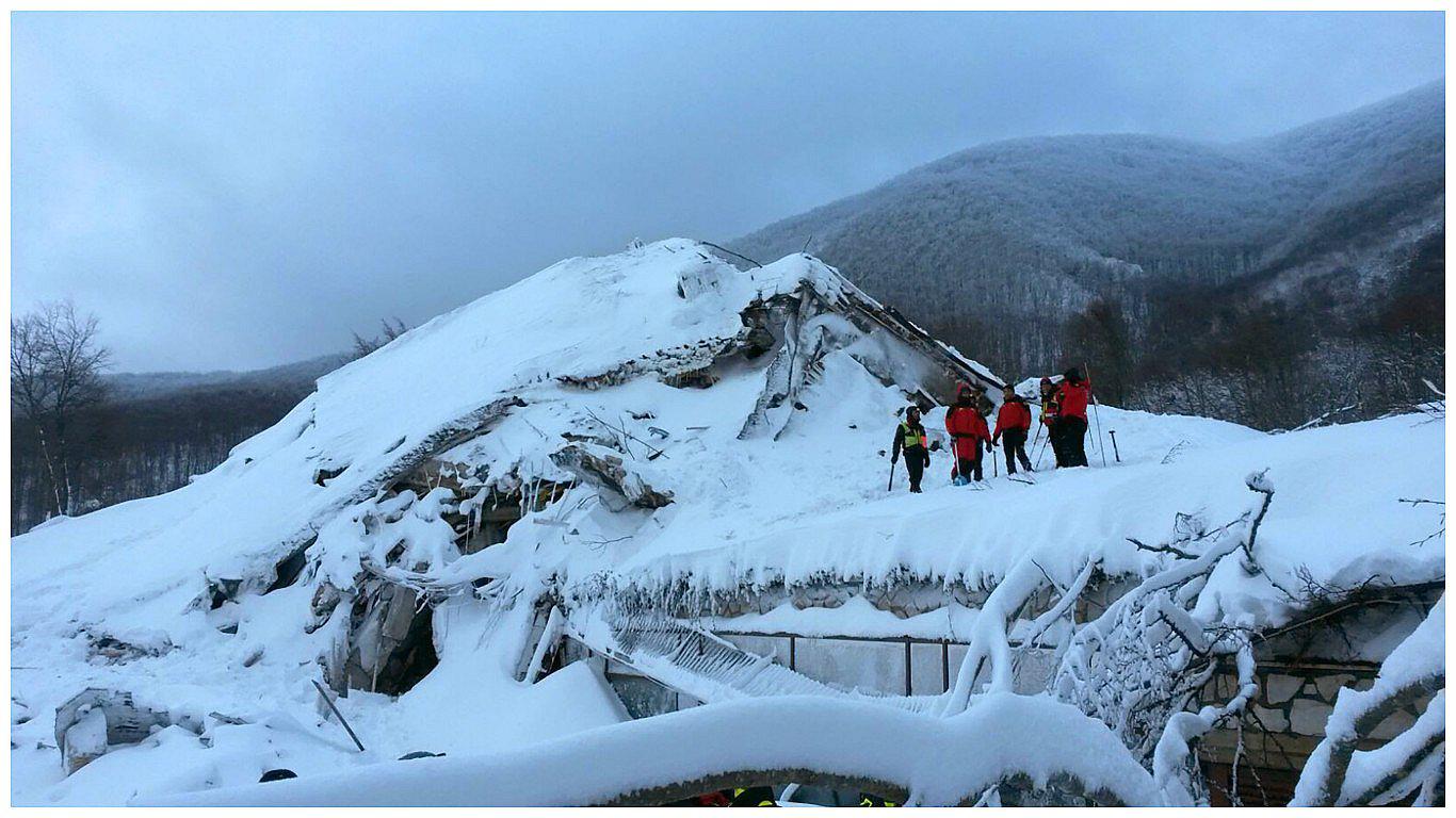 Italia: alud que sepultó el hotel pesaba casi 120.000 toneladas