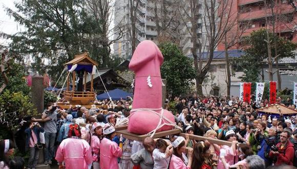Japón: Población rinde culto y saca en procesión a un pene
