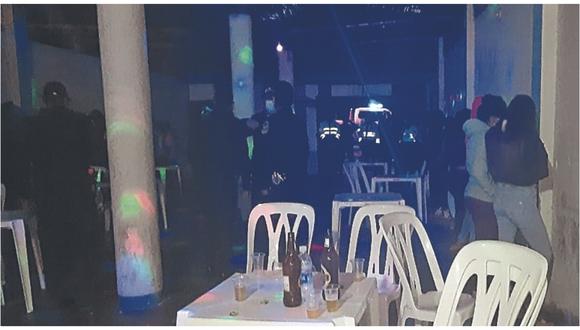 Policías y serenos hallaron a irresponsables ciudadanos consumiendo alcohol y bailando con orquesta “chancalatas”.