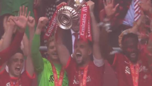 Liverpool levantó el trofeo de campeón de la FA Cup. Foto: Captura de pantalla de ESPN.