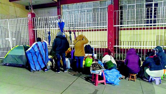 Padres duermen en puerta de colegios esperando una vacante para sus hijos