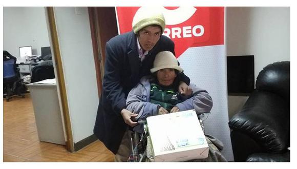 Ministra de la Mujer llama a anciana con parálisis en las piernas y le promete ayuda