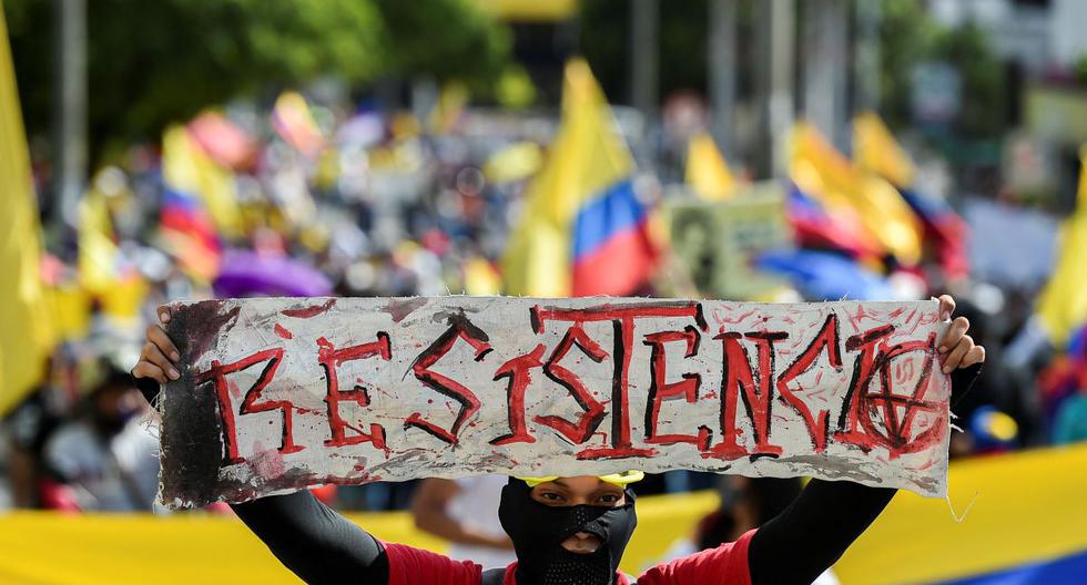 Un manifestante sostiene un cartel que dice: 'Resistencia' durante una nueva protesta contra el gobierno del presidente de Colombia, Iván Duque, en Cali. (Foto de Luis ROBAYO / AFP).