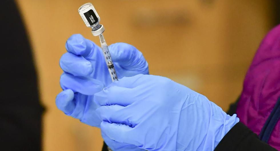 La enfermera Morgan James llena una jeringa con una dosis de la vacuna Pfizer Covid-19 en en Anchorage, Estados Unidos, el 19 de marzo de 2021. (Foto de Frederic J. BROWN / AFP).