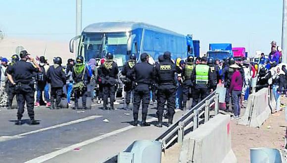 En la frontera terrestre entre Perú y Chile 200 extranjeros ilegales impidieron el paso de buses, colectivos y autos particulares. (Foto: Difusión)