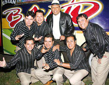 Mano a mano de Stanis y Sapisa Band