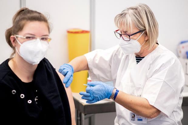 La maestra de jardín de infancia Magdalena Lipowska recibe la vacuna de AstraZeneca en Bremen, noroeste de Alemania, el 26 de febrero de 2021. (Hauke-Christian Dittrich / POOL / AFP).