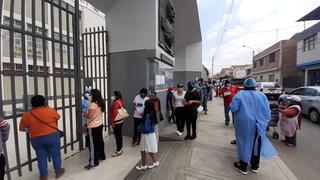 Con desorden se inició vacunación de niños en colegio Bolognesi