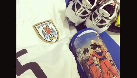 Brasil 2014: futbolista uruguayo usa canilleras de Dragon Ball y causa sensación en la web