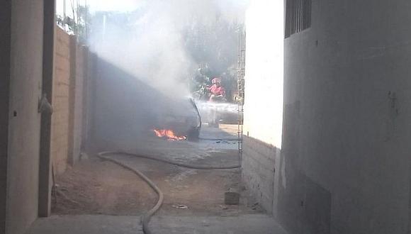 Conductor se salva de morir en incendio de su  auto en Camaná